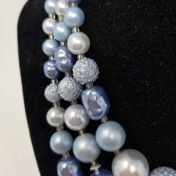 VINTAGE JAPAN THREE STRAND BEADED NECKLACE SHADES OF BLUE WOMEN COSTUME JEWELRY - Picture 4 of 9